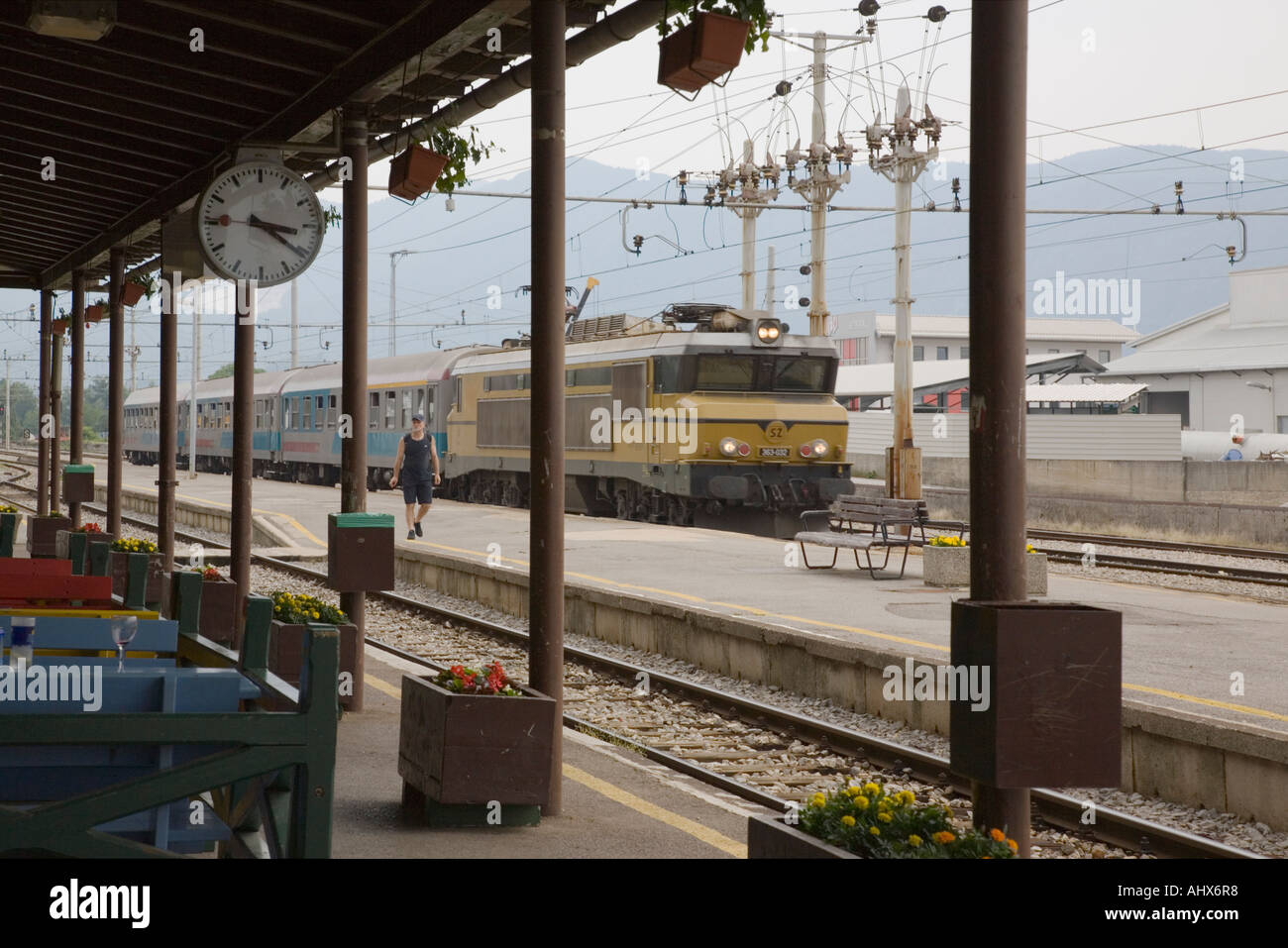 Lesce Slowenien Bahnhof mit Zug am Bahnsteig Stockfoto