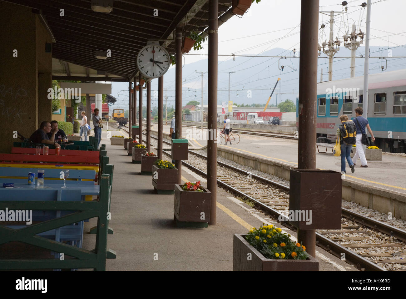 Lesce Slowenien Bahnhof mit Passagieren auf Plattform und Zug verlassen Stockfoto