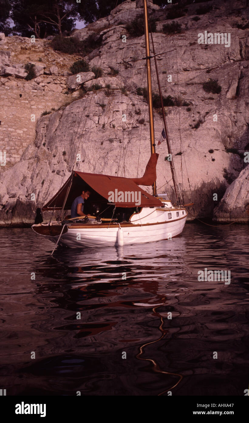 Kleine Yacht verankert in den Calanques in Südfrankreich Stockfoto