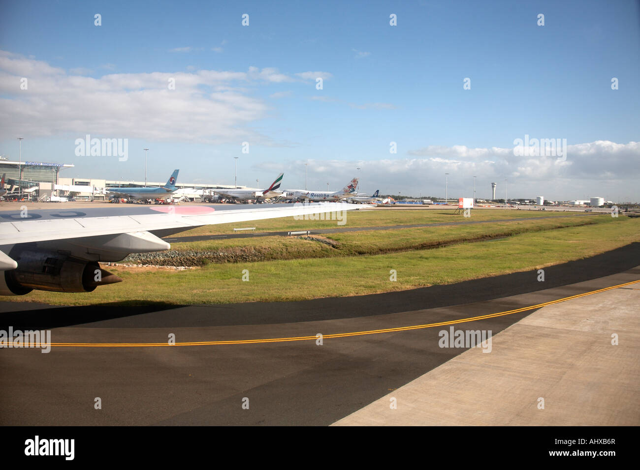 Blick aus dem Fenster des Flugzeugs des Rollens auf Start-und Landebahn am Flughafen in Brisbane Queensland QLD Australien Stockfoto