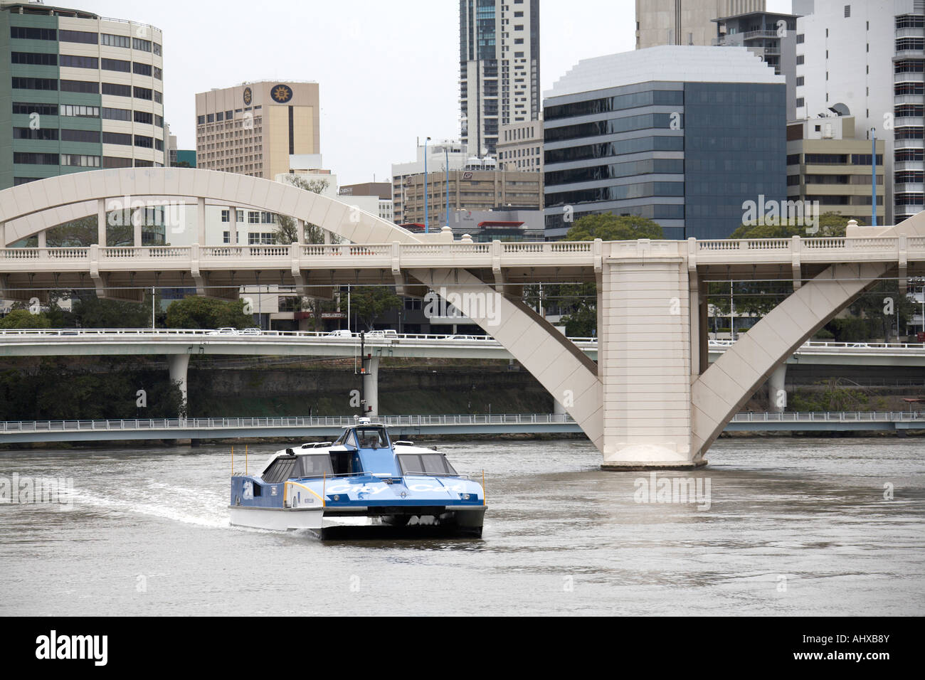 High-Speed-City Cat Katamaran Fähre mit William Jolly Straßenbrücke in Brisbane Queensland QLD Australien Stockfoto