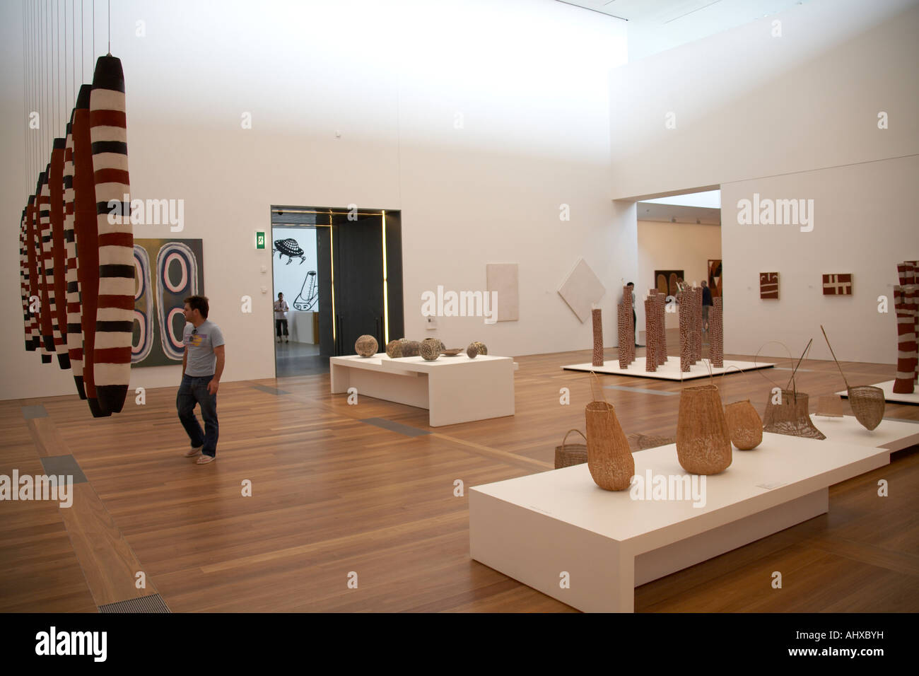 Elemente auf dem Display im Inneren der Galerie der modernen Kunst Brisbane Queensland QLD Australien Stockfoto