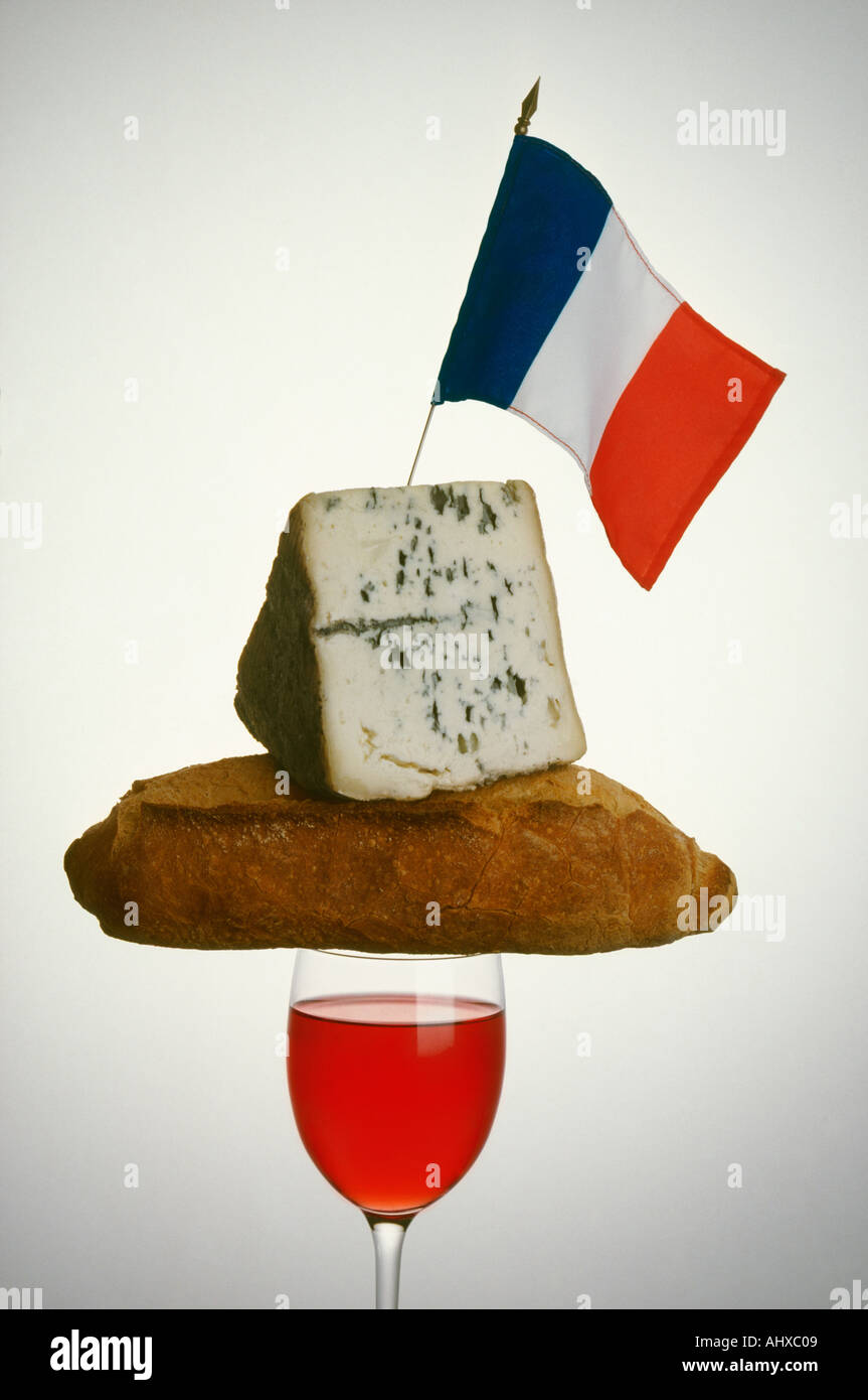 Stillleben mit französischer Flagge Wein Brot und Käse Stockfoto