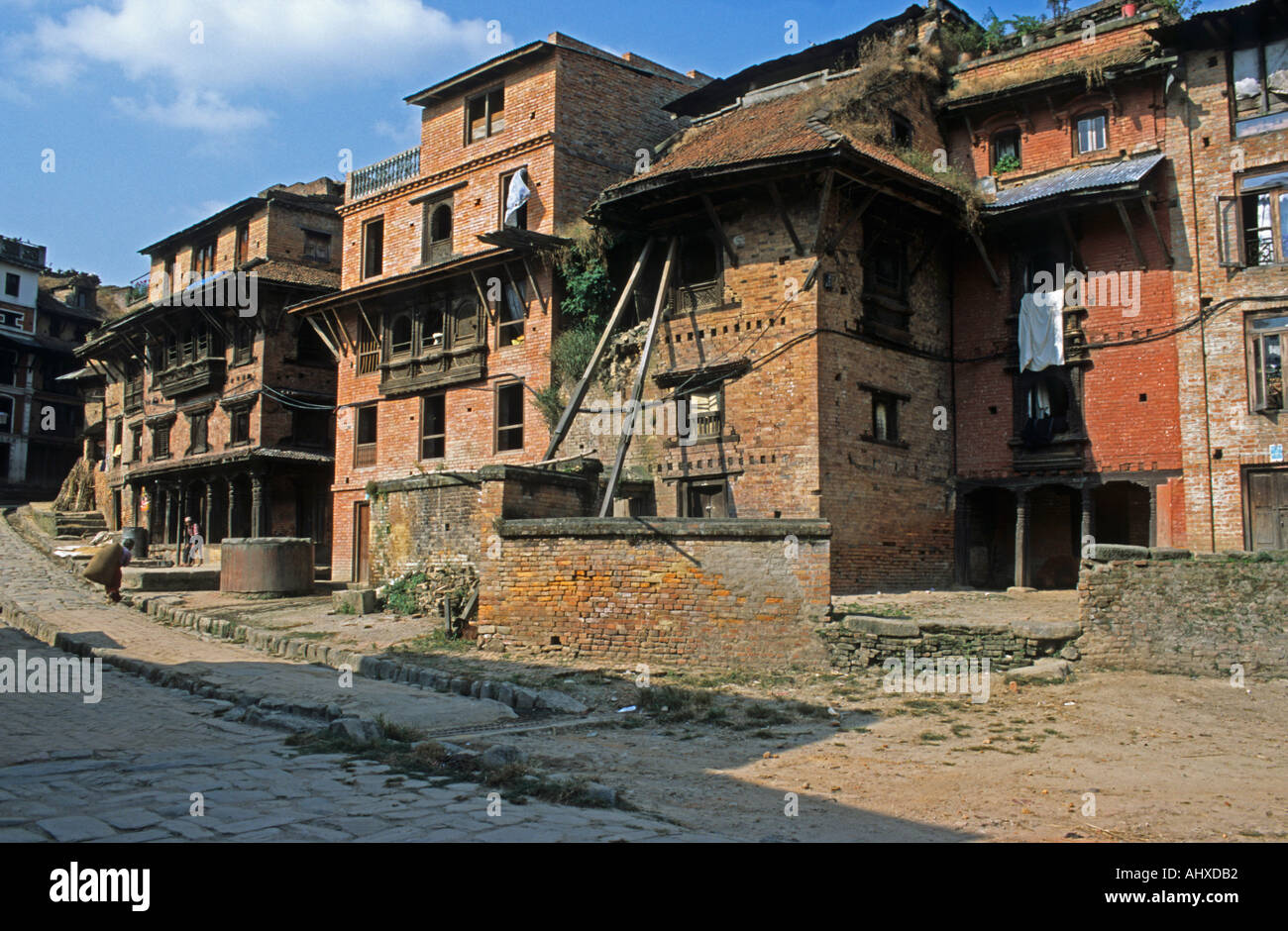 Traditionelle mittelalterliche Backsteinhäuser mit geschnitzten Holzfenstern in Bhaktapur, Kathmandu Valley, Nepal. Stockfoto