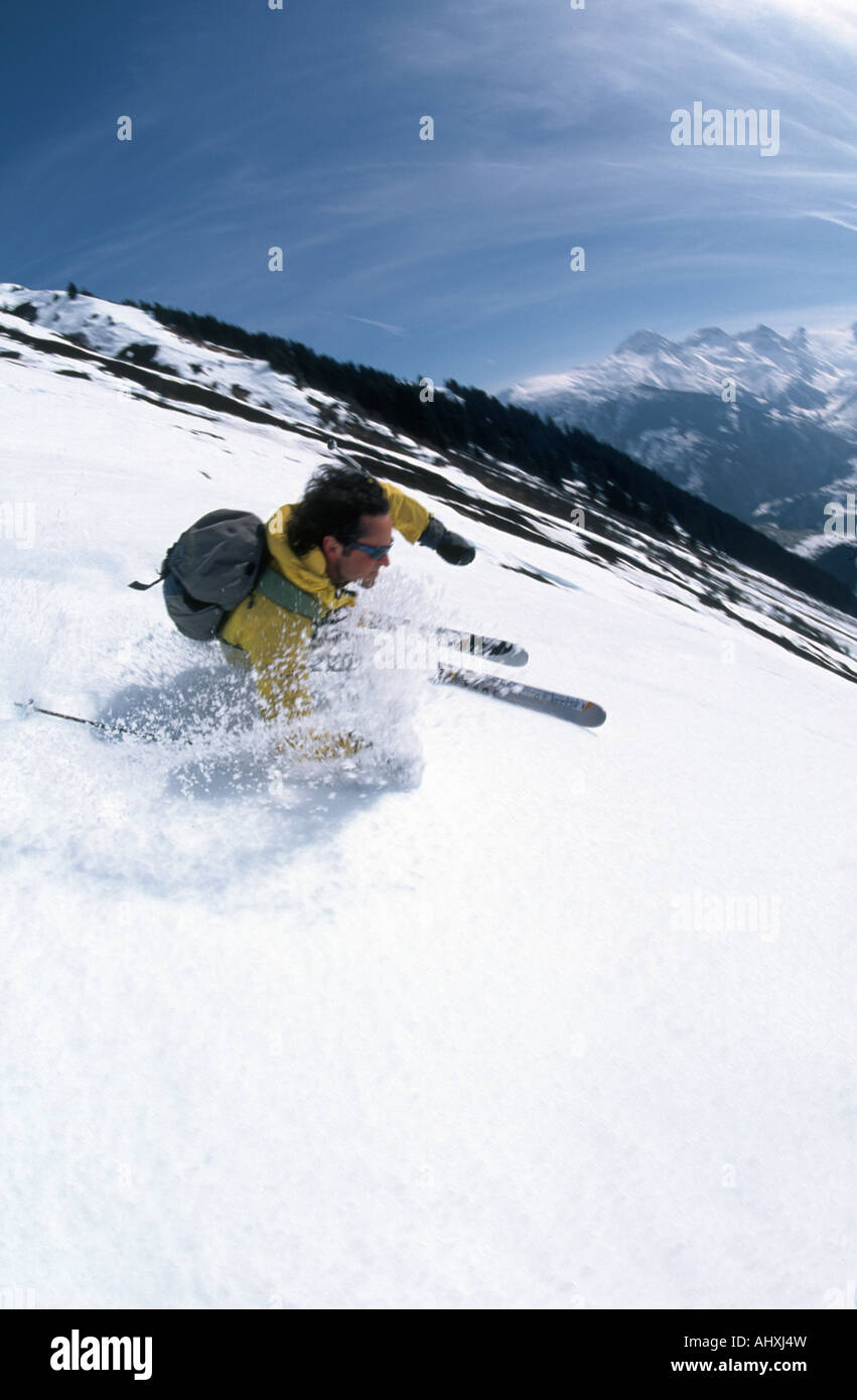 Ski Freerider schnitzen einen Berghang in der letzte Schnee des Frühlings hinunter Stockfoto