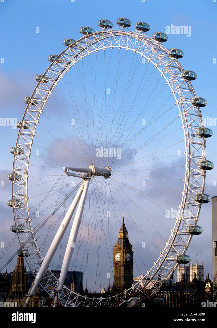Das LONDON EYE an der Uferstraße, Gestaltung von Big Ben Stockfoto