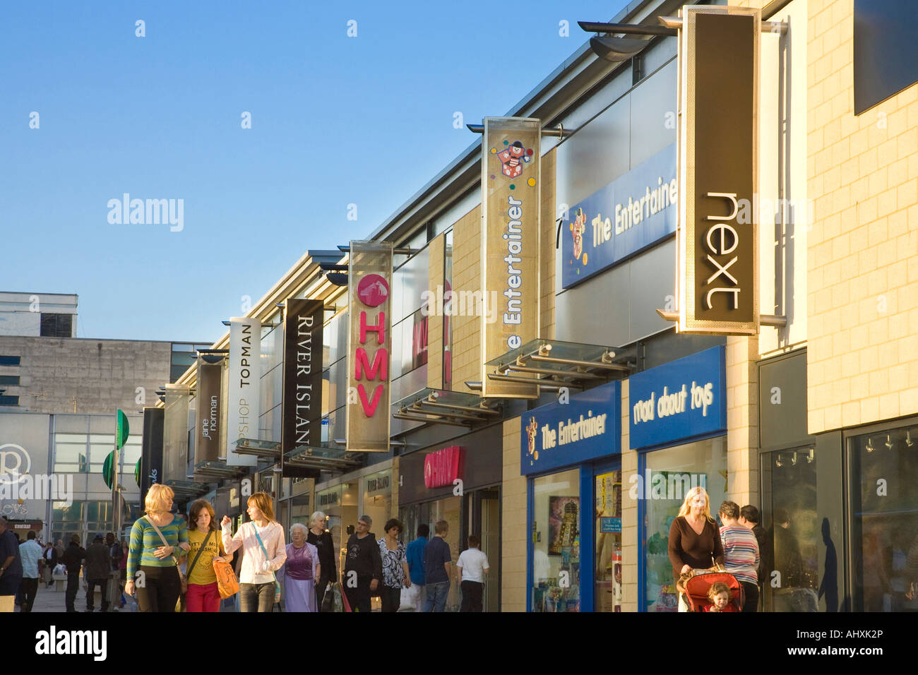 Wassergärten, eine Fußgängerzone mit Geschäften, wo Verkehr verboten ist, in Harlow Stockfoto