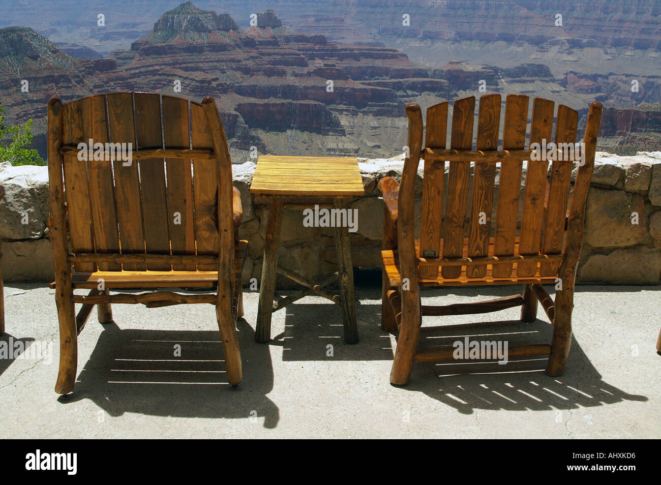 Zwei Holz-Stühlen vor malerischen Blick Stockfoto