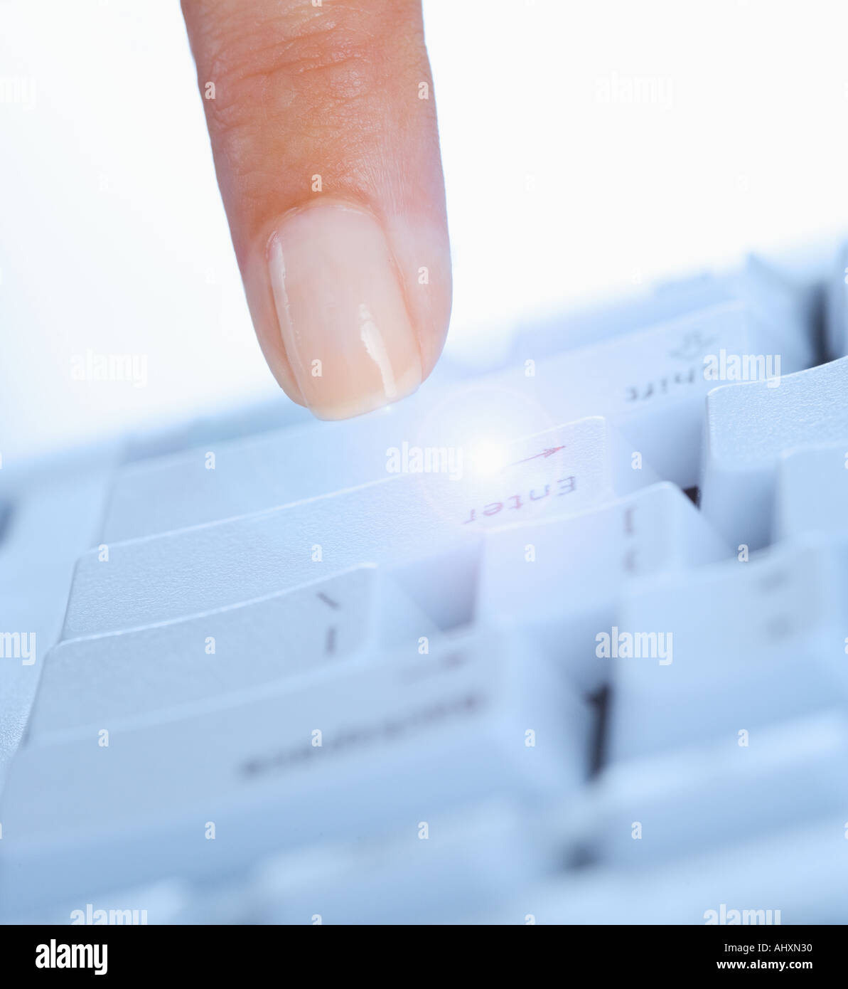 Finger drückt enter-Taste am computer Stockfoto
