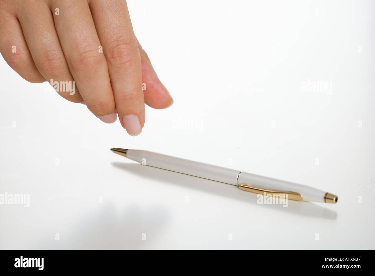 Hand, die Abholung Stift Stockfoto
