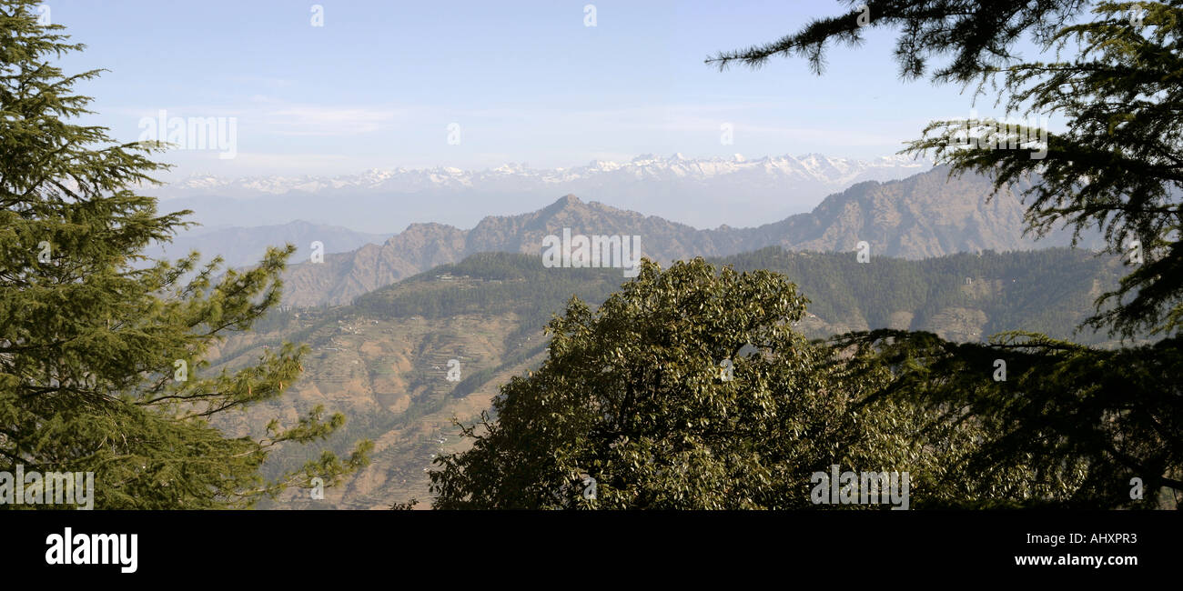 Indien Himachal Pradesh Shimla Simla Hill Station Panoramablick über Hügelketten und Himalaya-Gebirge nach Norden Stockfoto