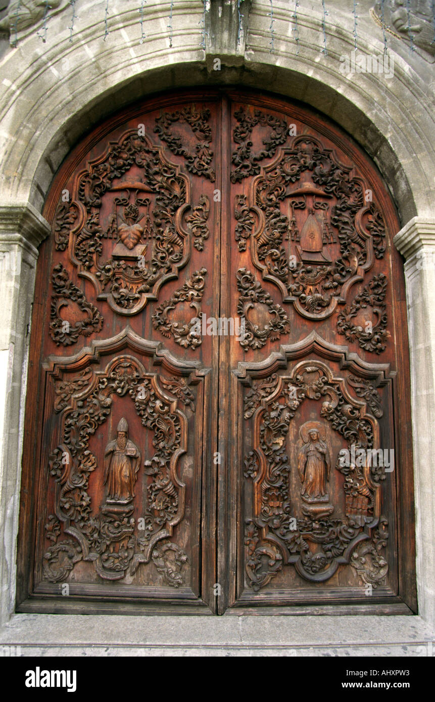 geschnitzte Tür der Kirche von San Augustin Stockfoto