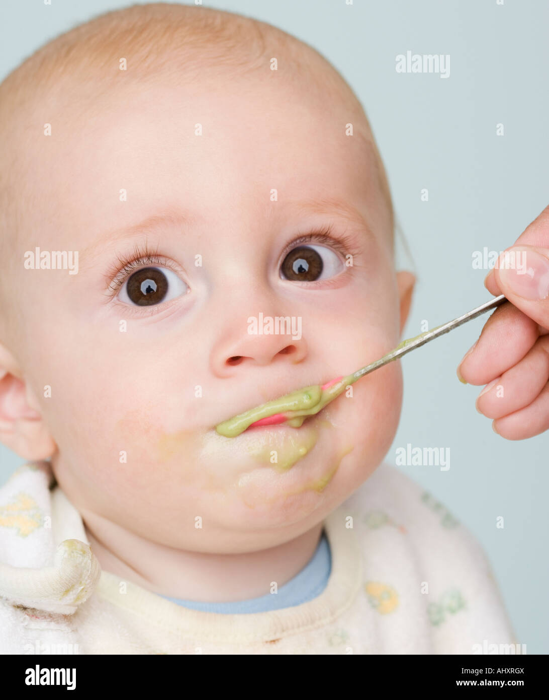 Fütterung Baby Mutter Stockfoto