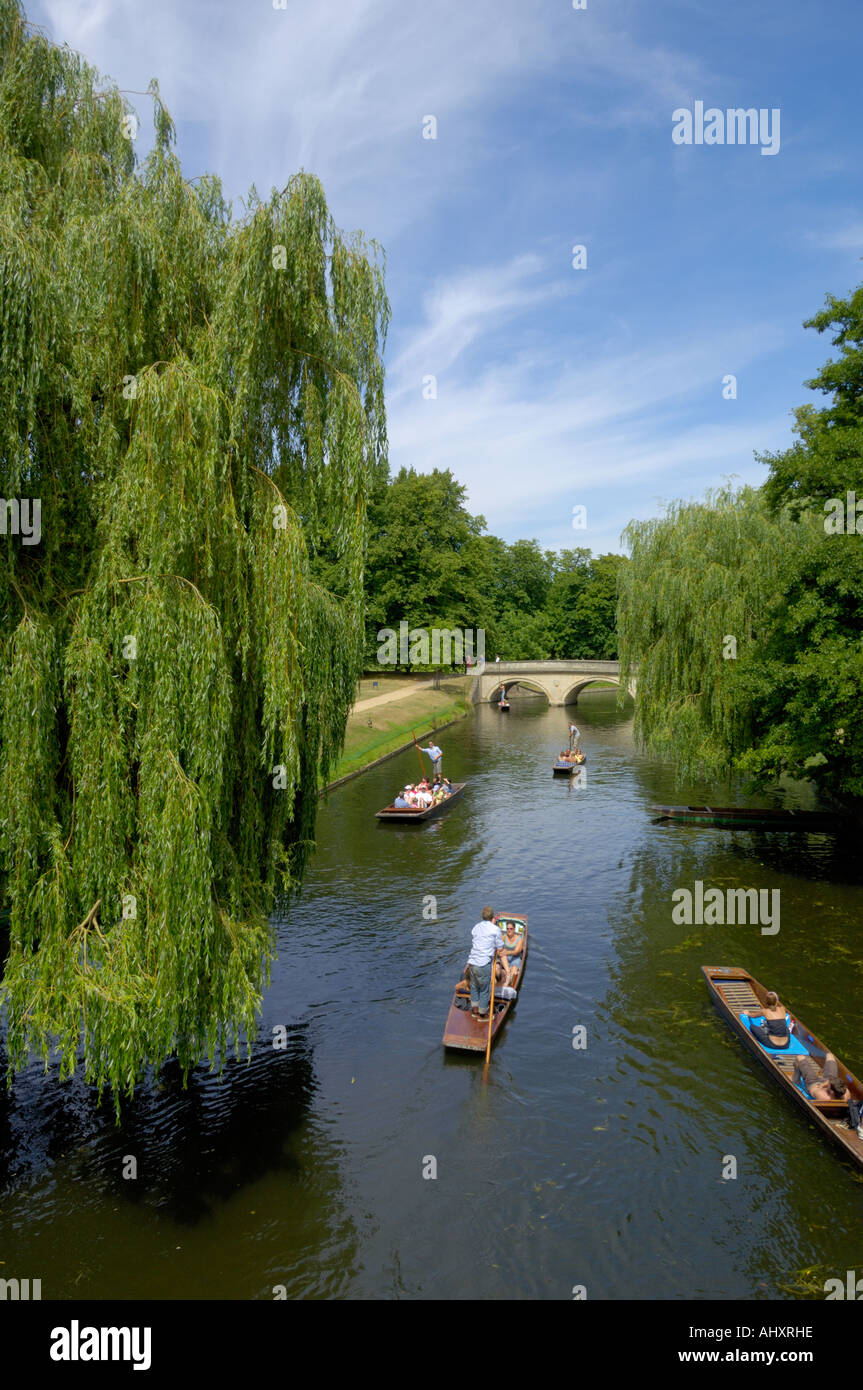 Stechkahn fahren am Fluss Cam in der Nähe von Garret Hostel Brücke Cambridge England Stockfoto