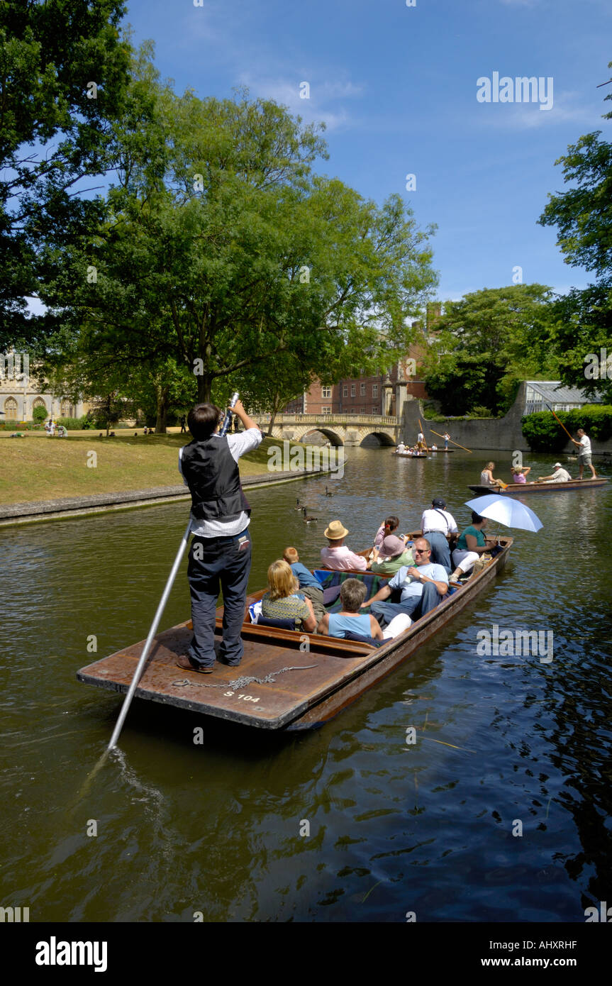 Stechkahn fahren am Fluss überbrücken Cam führt zur Küche Cambridge England Stockfoto