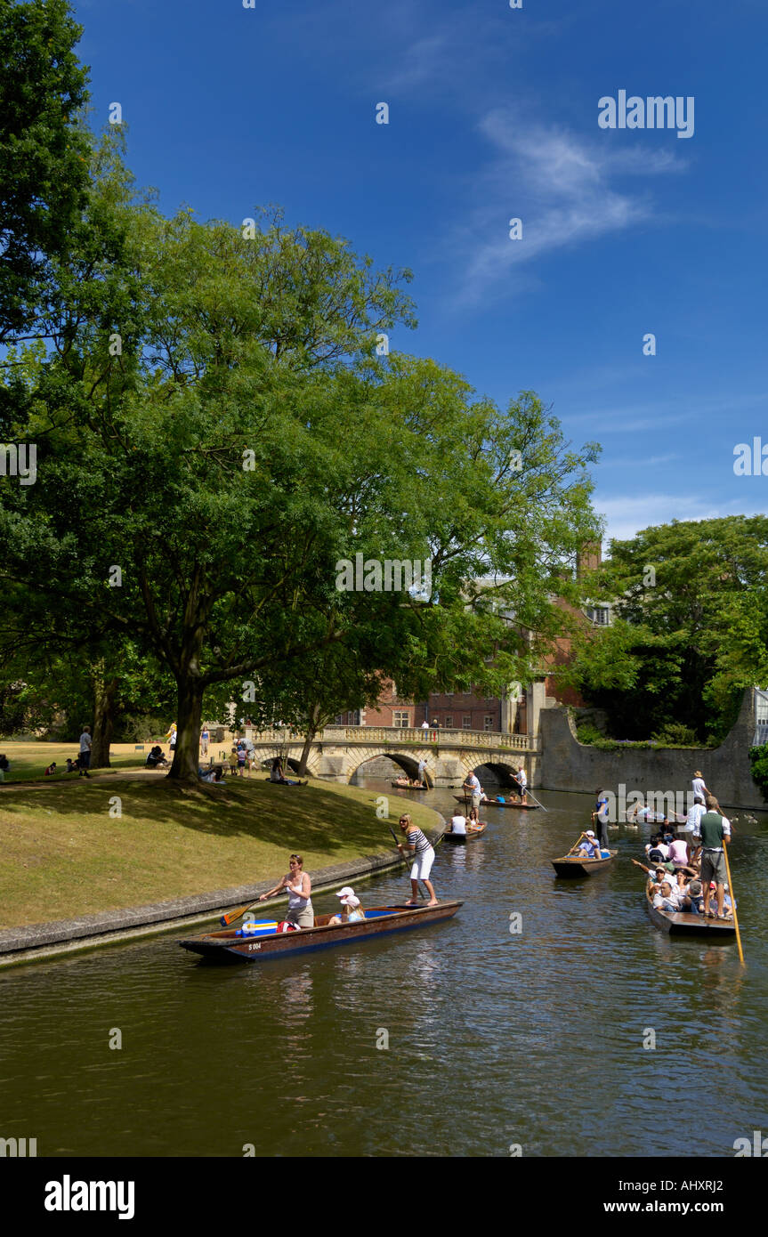 Stechkahn fahren am Fluss Cam in der Nähe von Küche Brücke Cambridge England Stockfoto