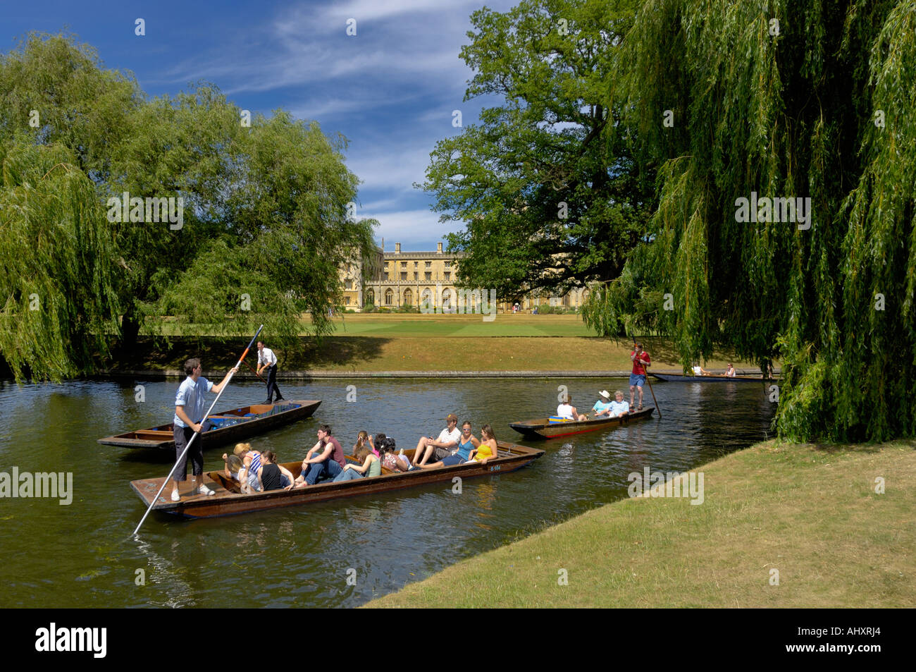 Stechkahn fahren am Fluss Cam in der Nähe von St. Johns College in Cambridge, England Stockfoto