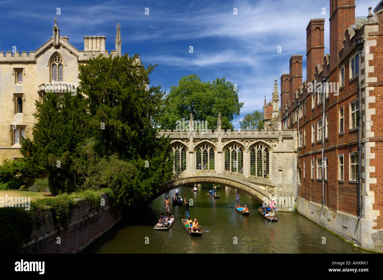 Bootfahren in der Nähe von Brücke der Seufzer St. Johns College in Cambridge, England Stockfoto