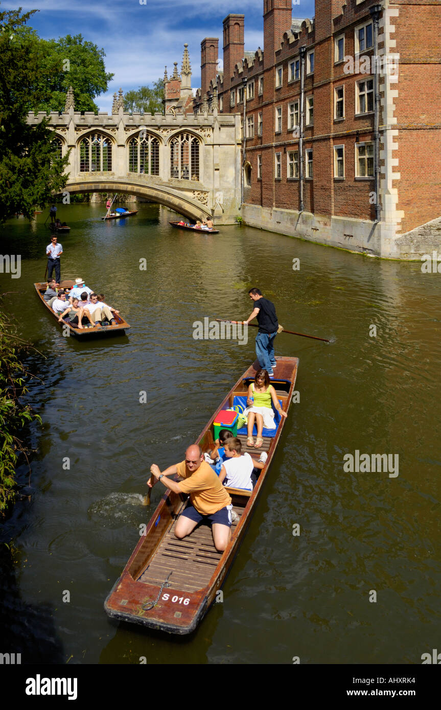 Bootfahren in der Nähe von Brücke der Seufzer St. Johns College in Cambridge, England Stockfoto