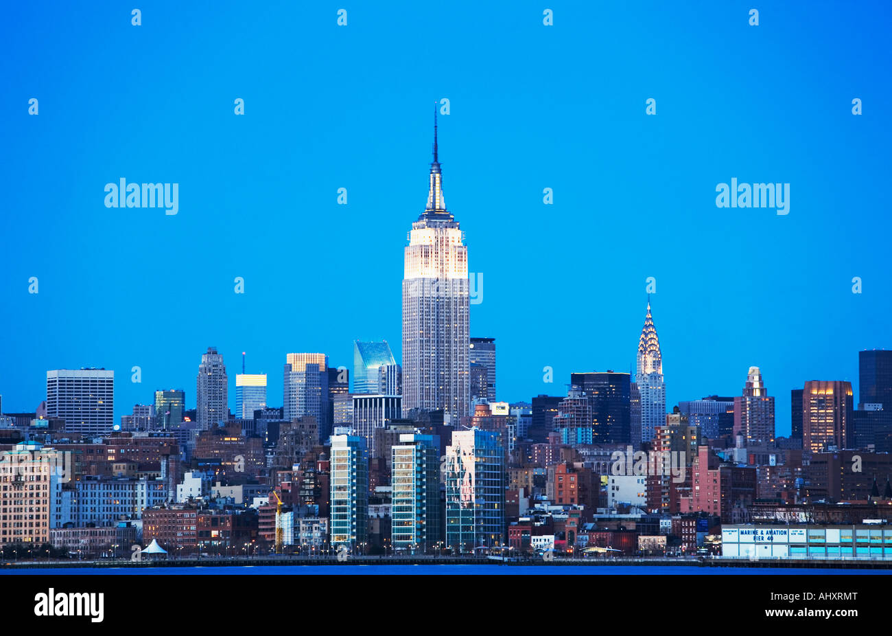 New York City Skyline bei Nacht Stockfoto