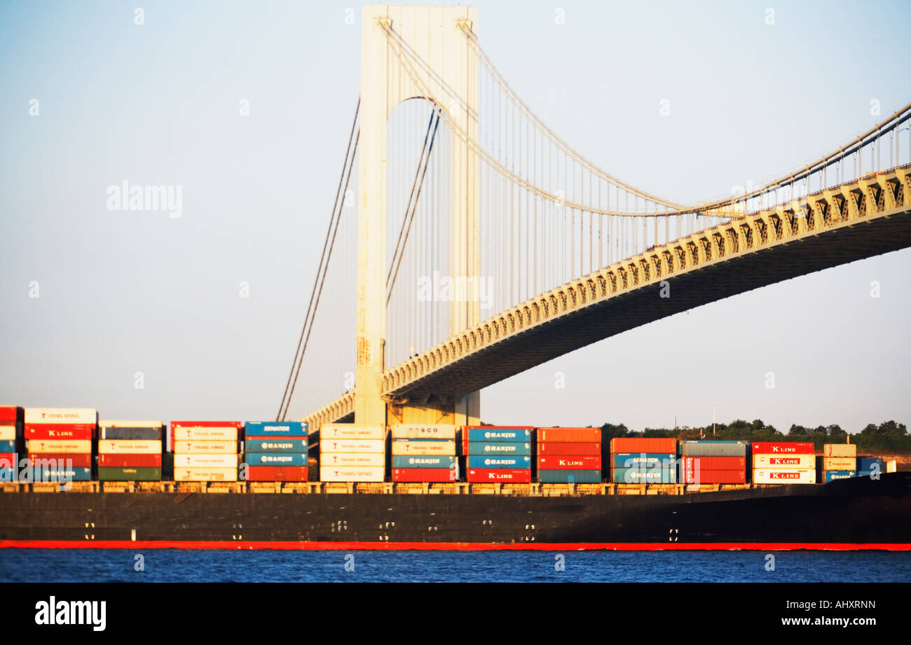 Containerbarge unter Verrazano Narrows Bridge in New York City Stockfoto