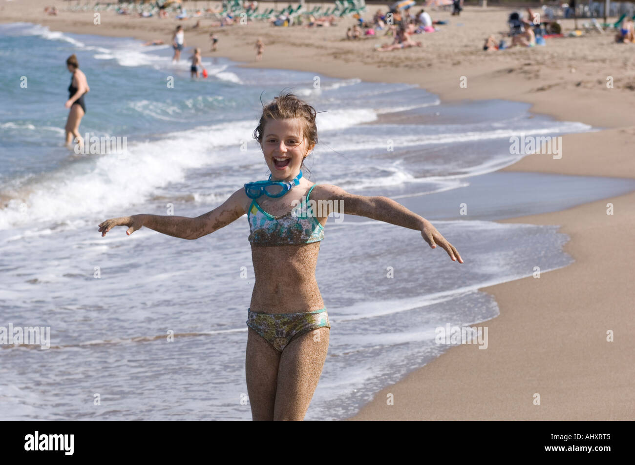 Porträt eines jungen Mädchens bedeckt im Sand am Strand Costa Brava  Cataloña Catalunya Spanien Stockfotografie - Alamy