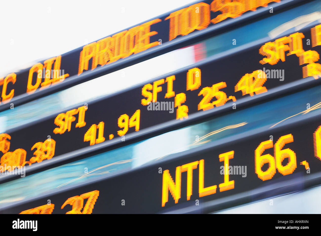 Niedrigen Winkel Ansicht der Aktienmarkt-Anzeige Stockfoto