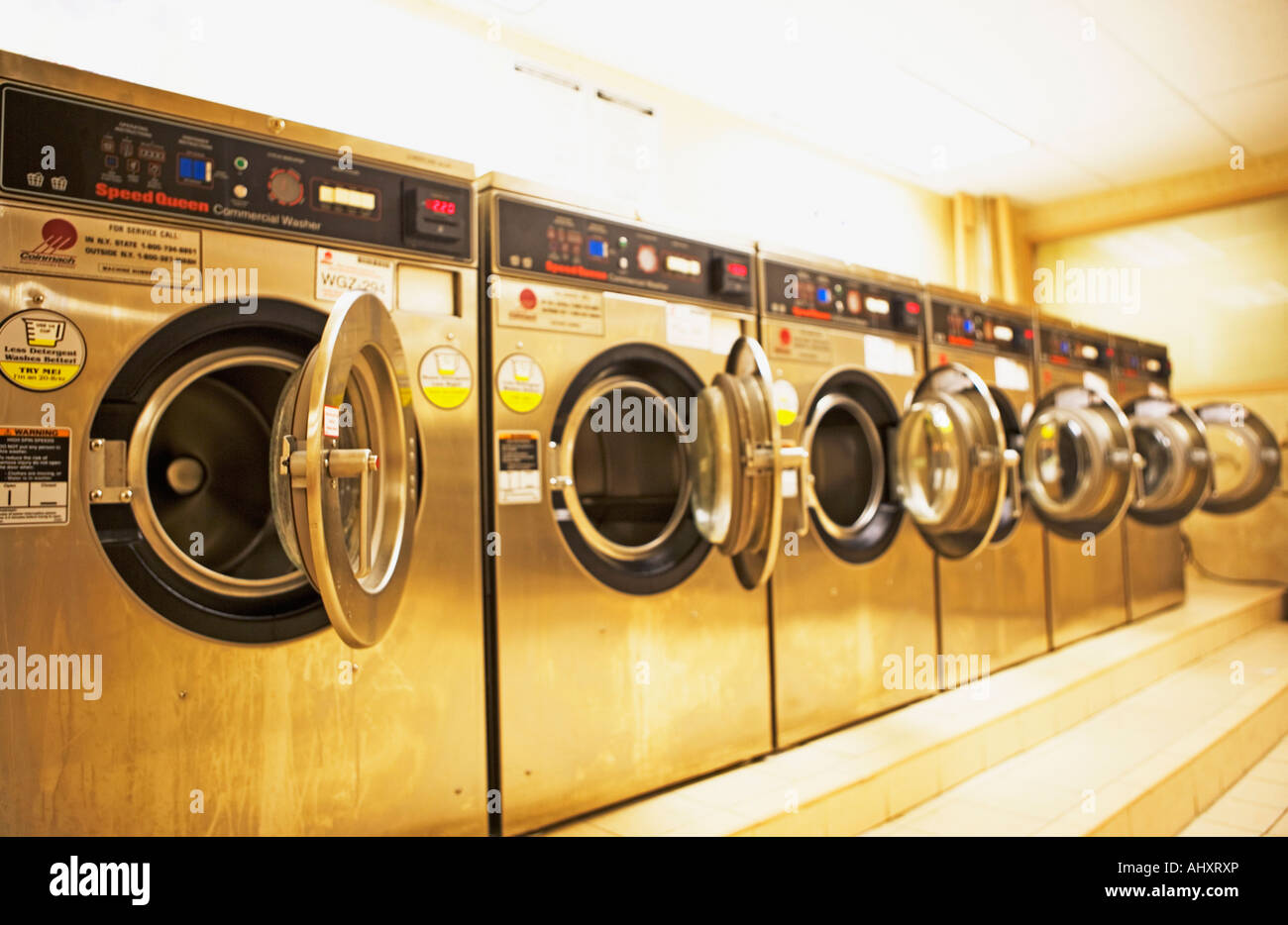 Reihe von Waschmaschinen im Waschsalon Stockfoto