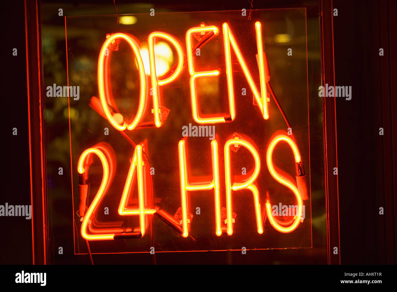 Neonschild im Fenster "geöffnet" Stockfoto