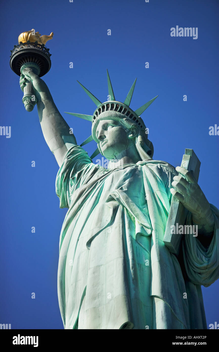 Niedrigen Winkel Blick auf die Freiheitsstatue Stockfoto