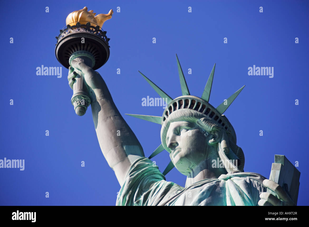 Niedrigen Winkel Blick auf die Freiheitsstatue Stockfoto