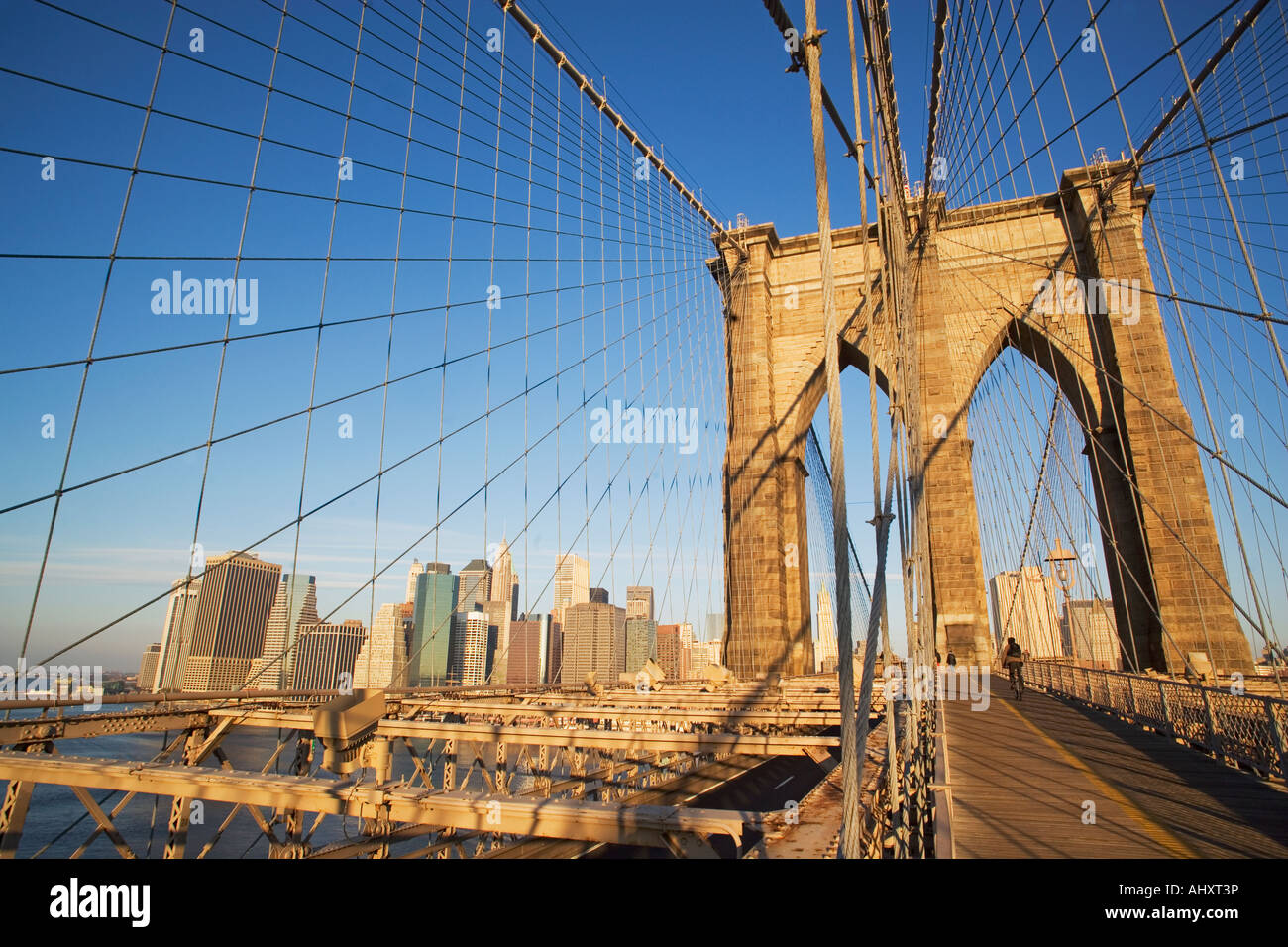 Blick auf Skyline durch Brooklyn Bridge, New York City Stockfoto