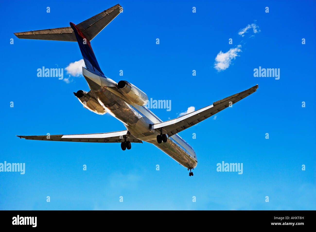 Niedrigen Winkel Ansicht des Flugzeuges im Flug Stockfoto