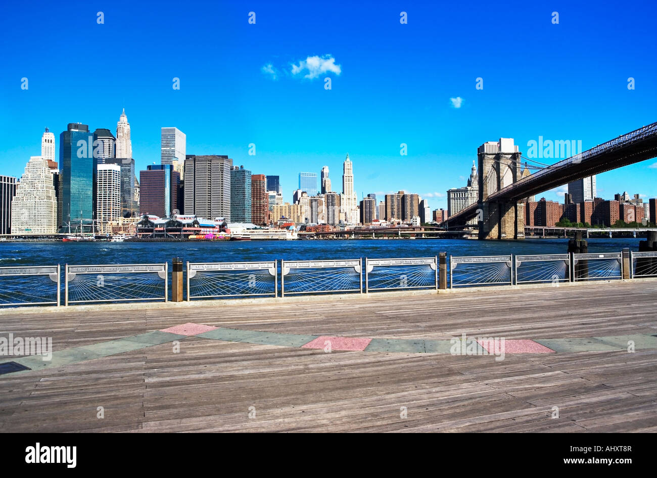 Skyline von New York und Brooklynbridge unter blauem Himmel Stockfoto