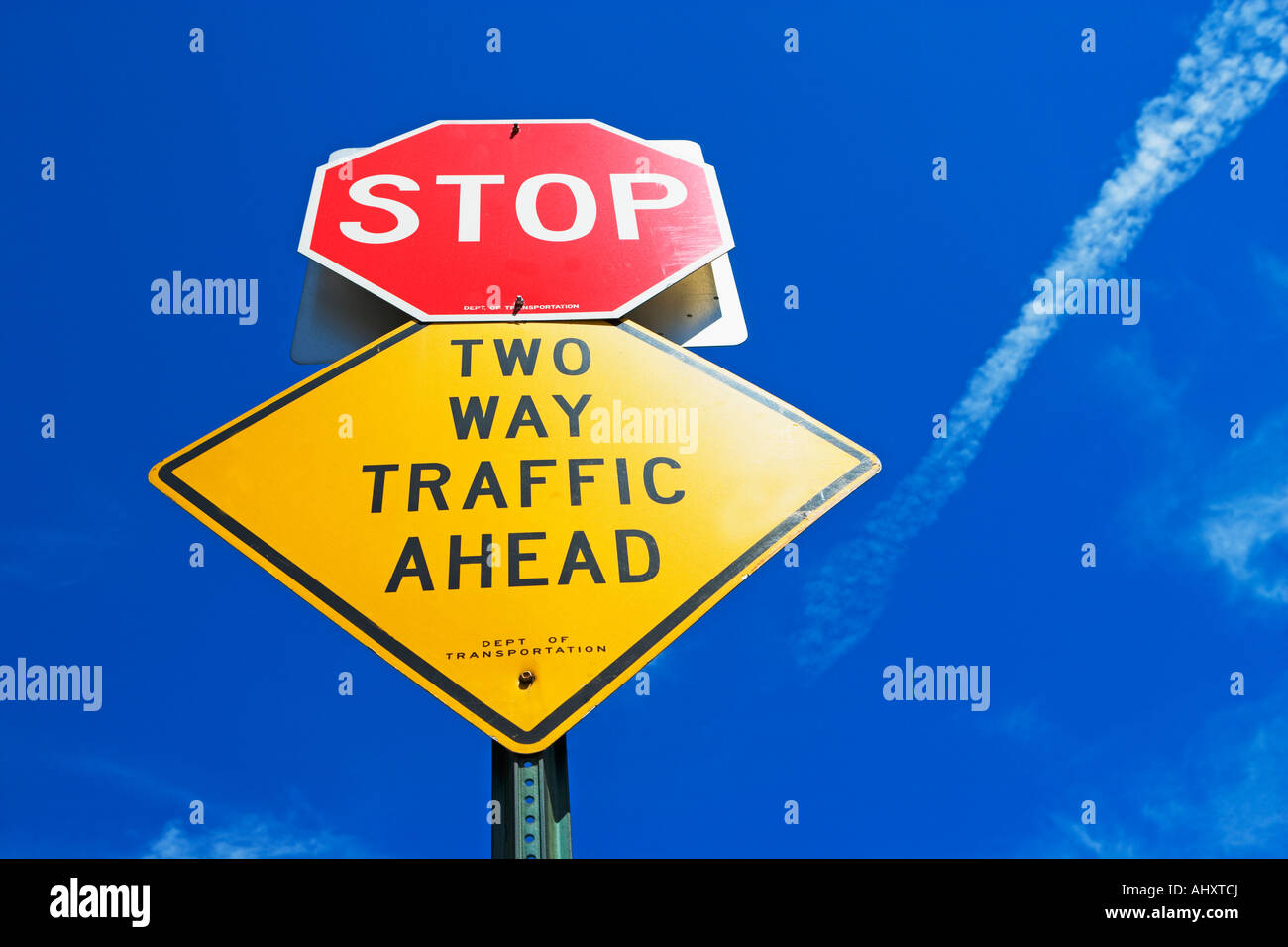 Niedrigen Winkel Blick auf Straße Zeichen Stockfoto