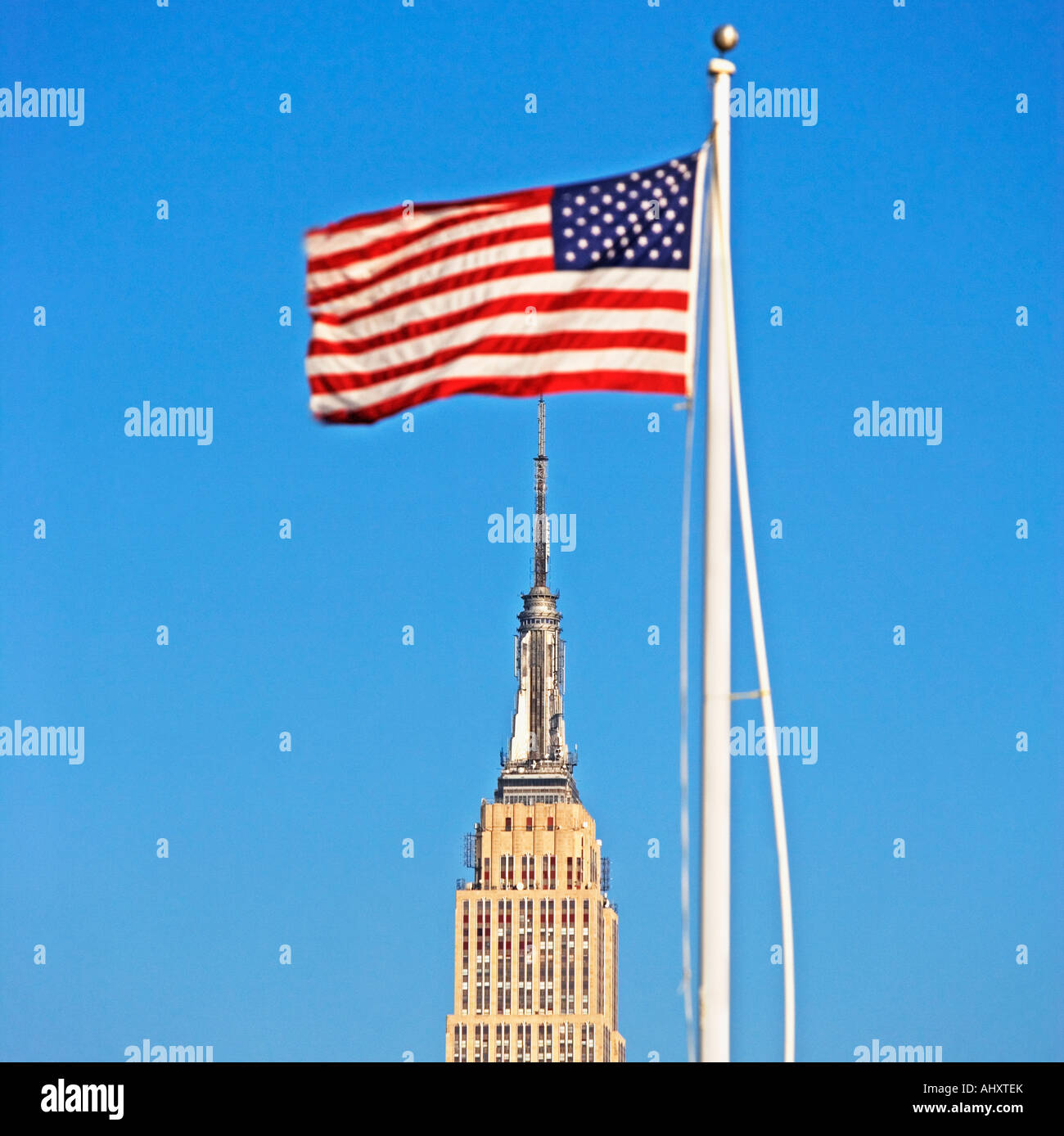 Amerikanische Flagge über Empire State Building Stockfoto
