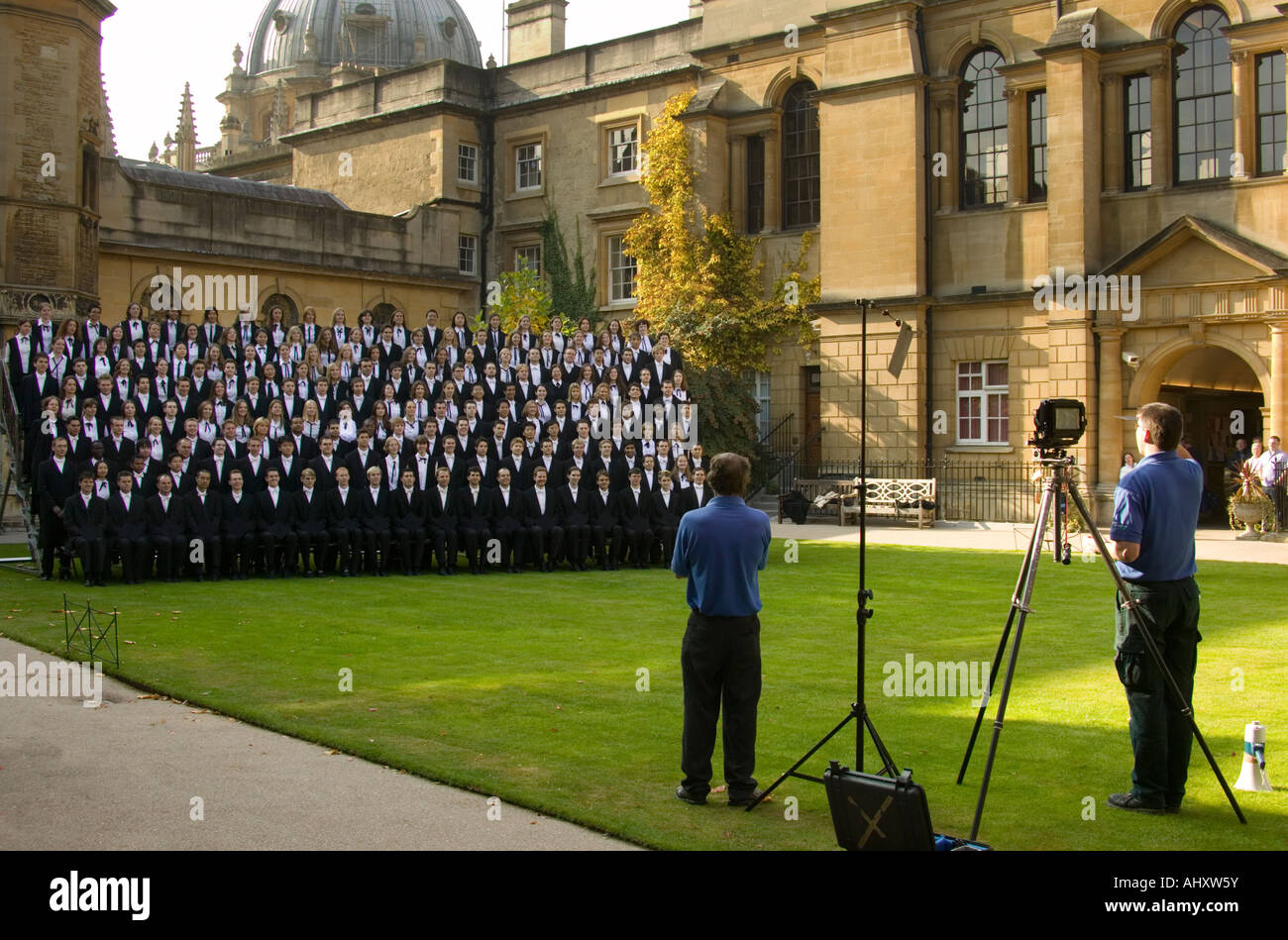 Studenten in Oxford mit Gruppenfoto aufgenommen am Starttag. Stockfoto
