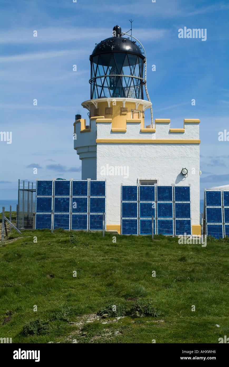 dh Brough of Birsay Lighthouse BIRSAY ORKNEY Scotland Solar Panels unbemannte Leuchtfeuer Turm Photovoltaikzellen uk Panel Stockfoto