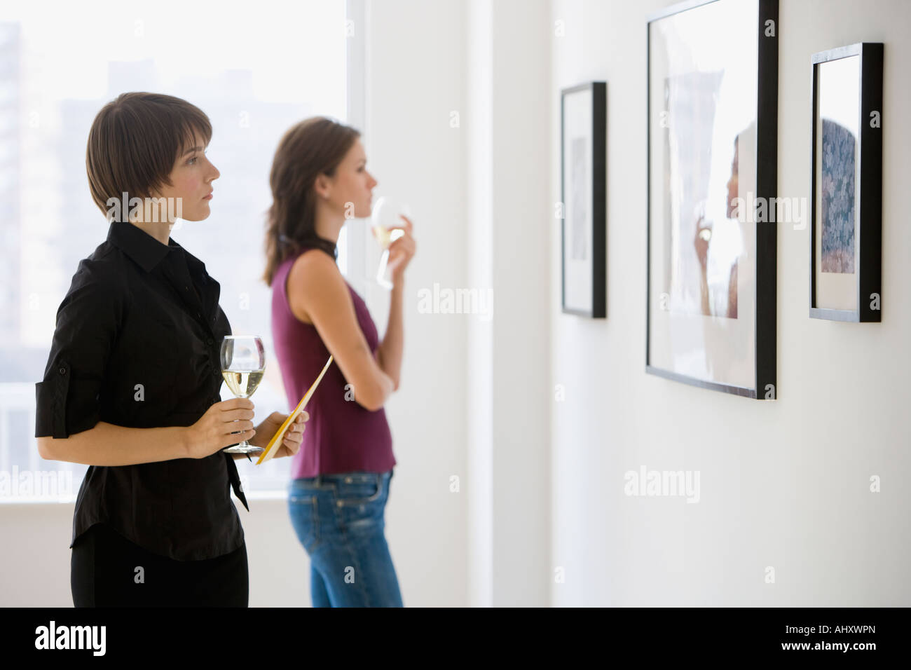Zwei Frauen, die Kunstwerke in der Galerie zu betrachten Stockfoto