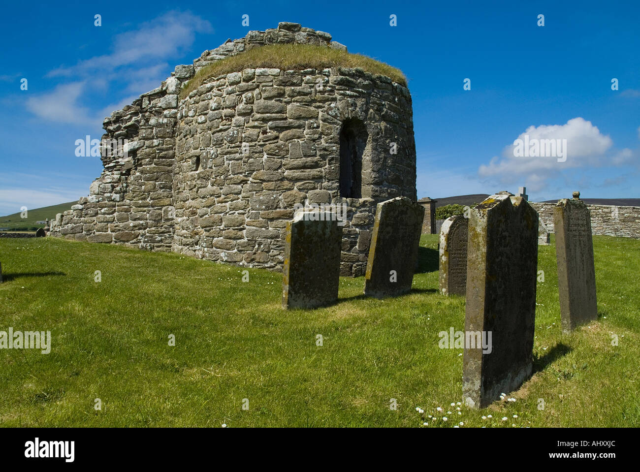 dh St. Nichola Church ORPHIR ORKNEY Runde Kirk Kirchenschiff Ruine und Grabsteine in Orphir Friedhof scapa viking Stockfoto
