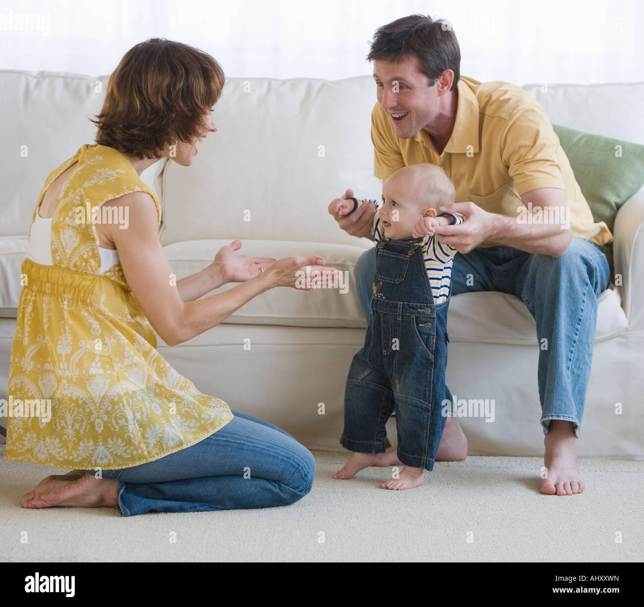 Eltern helfen Baby gehen Stockfoto