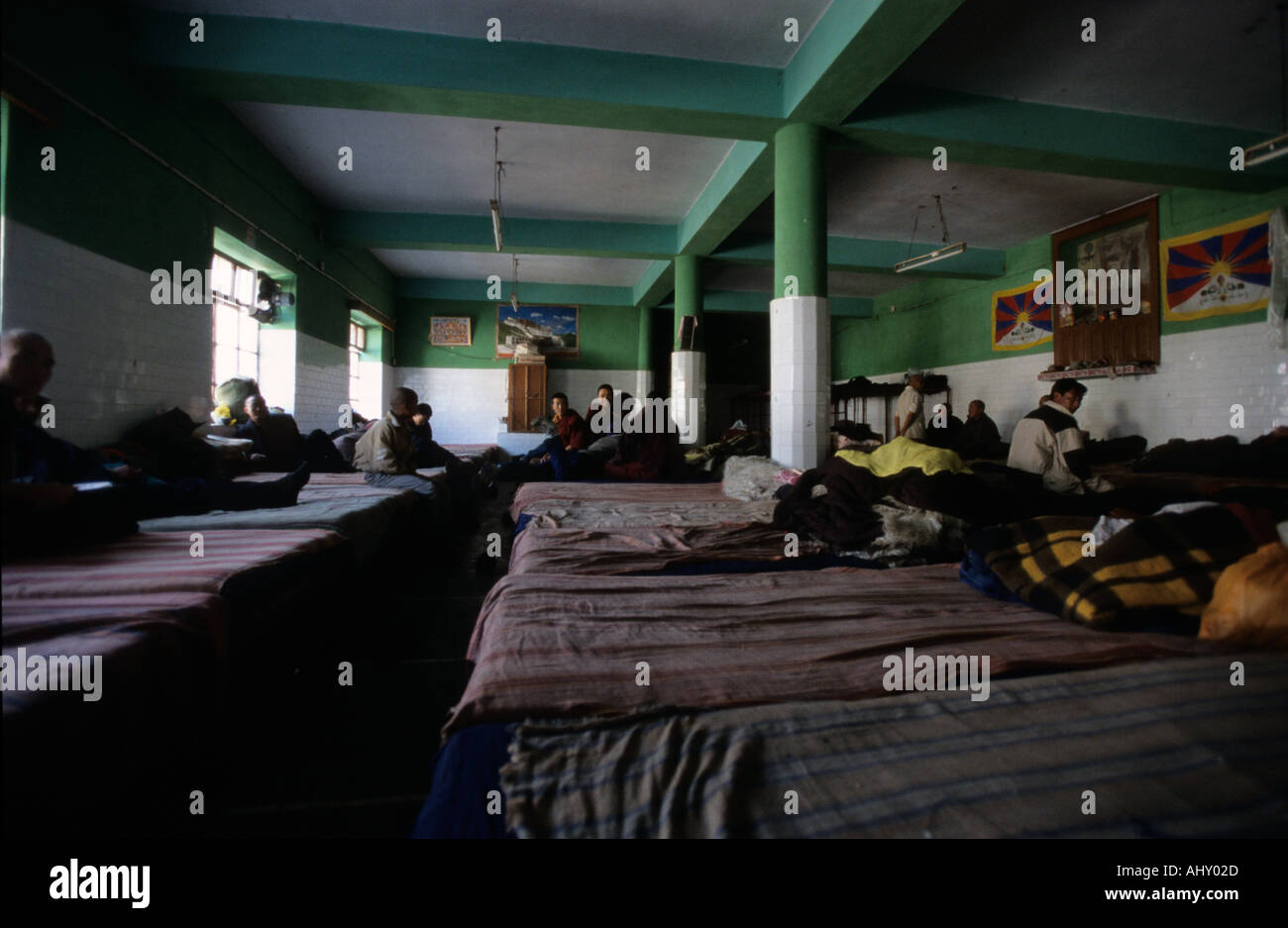 Neu angekommene Flüchtlinge aus Tibet in einem Aufnahmezentrum in Dharamsala, Himachal Pradesh, Indien. Die Leute ruhen sich in einem Schlafsaal aus. Stockfoto