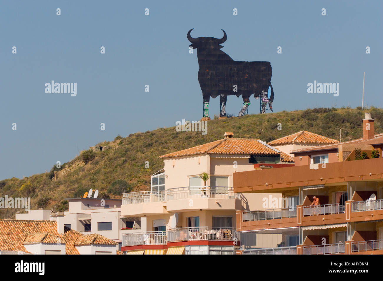 Fuengirola Malaga Provinz Costa del Sol Spanien An Osborne schwarzen Stier über der Stadt Stockfoto