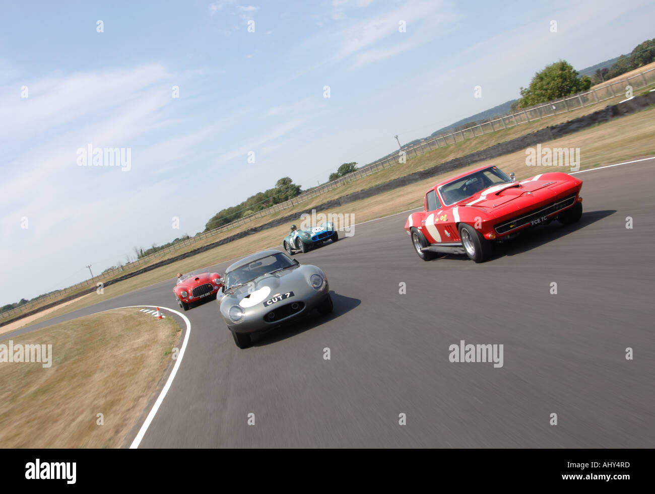 Corvette, Aston Martin, Ferrari und Jaguar E-Type auf der Rennstrecke beim Goodwood Revival 2006 Stockfoto