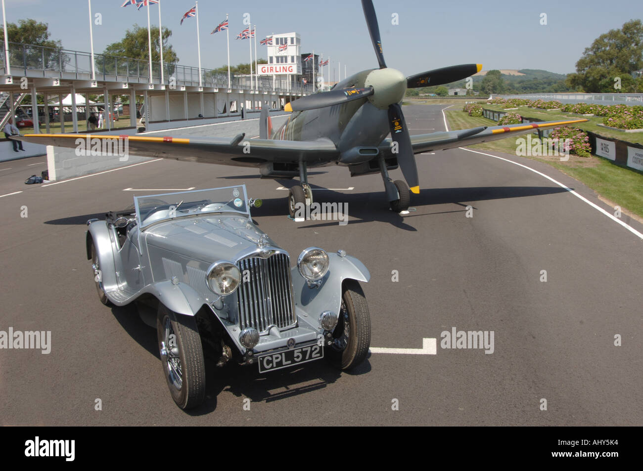 Goodwood Rennstrecke Spitfire und Invicta Sportwagen Stockfoto