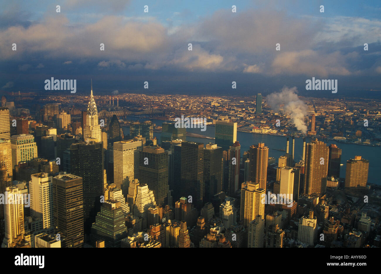 New York USA New York Skyline vom Empire State Building, Chrysler Building stürmischen Himmel Manhattan Skyline New York State NEW YORK Nordamerika USA USA Stockfoto