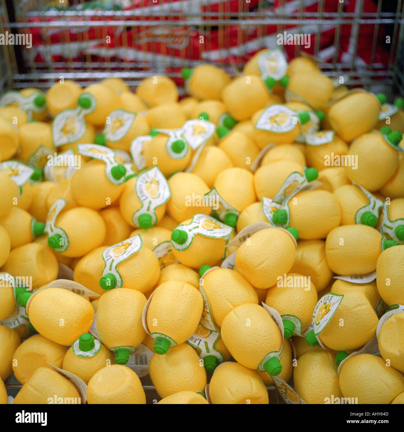 Kunststoff Zitronen in einem UK-Markt Stockfoto