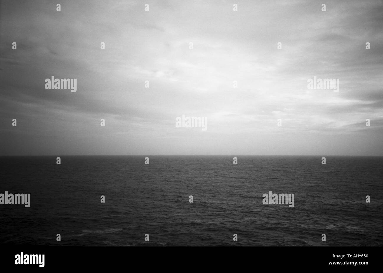 schwarz / weiß Bild Blick auf eine ruhige See genommen in cornwall Stockfoto
