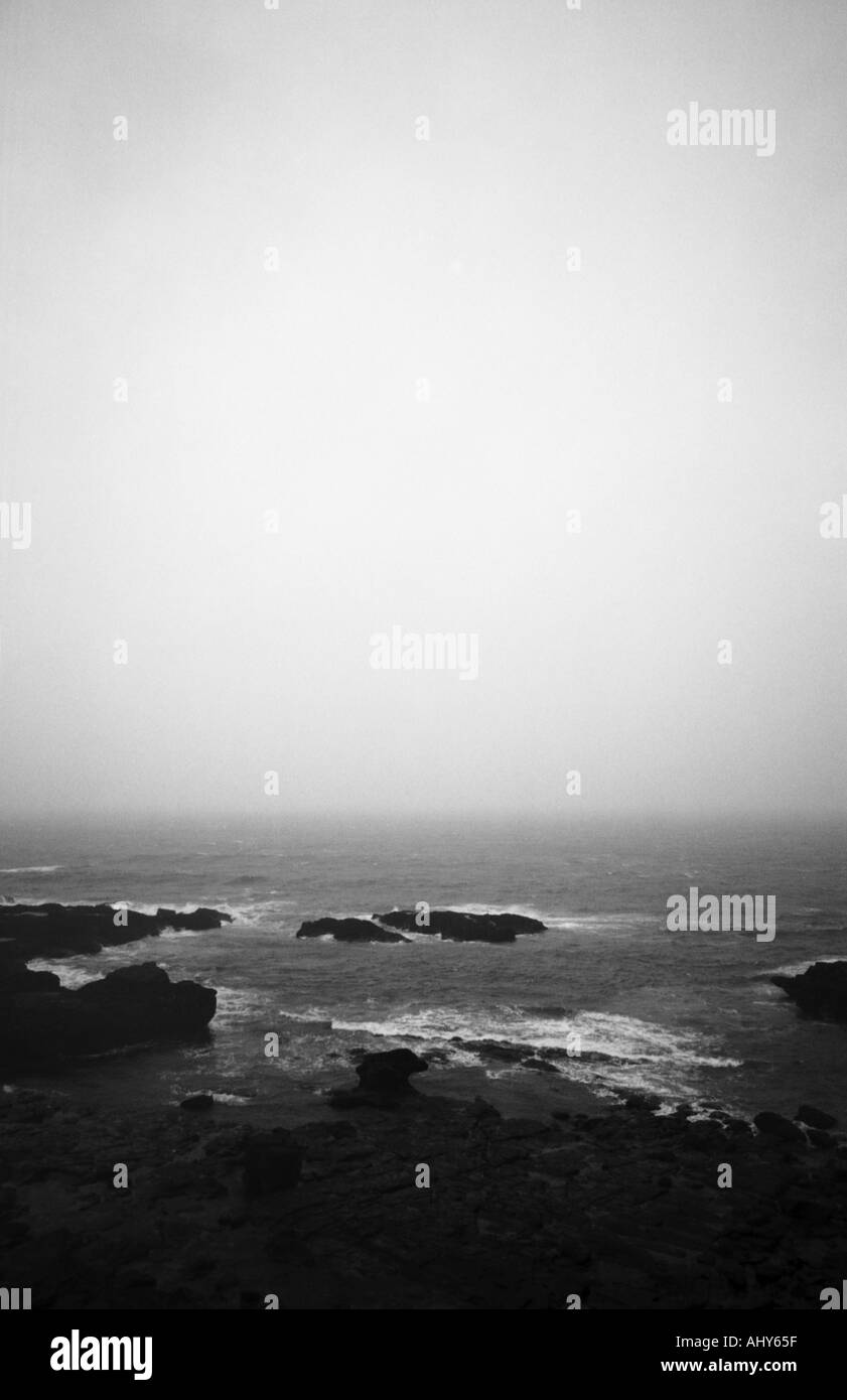 schwarz / weiß Bild Blick zu Meer von einer Klippenseite genommen in Cornwall Stockfoto