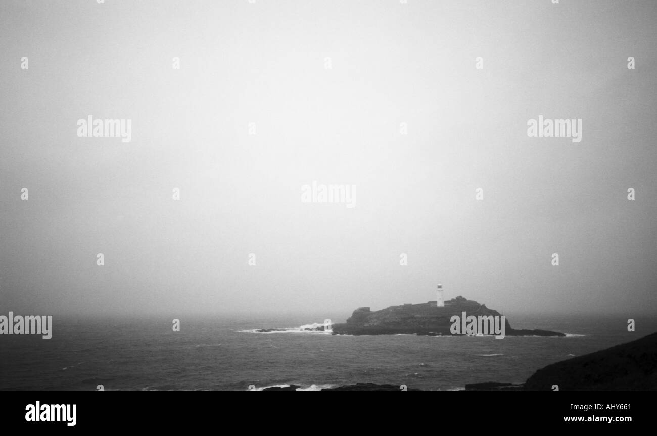 schwarz / weiß Bild schauen heraus zu See mit einer Insel in der Mitte Sonne ist hinter Schuss in Cornwall shinning Stockfoto